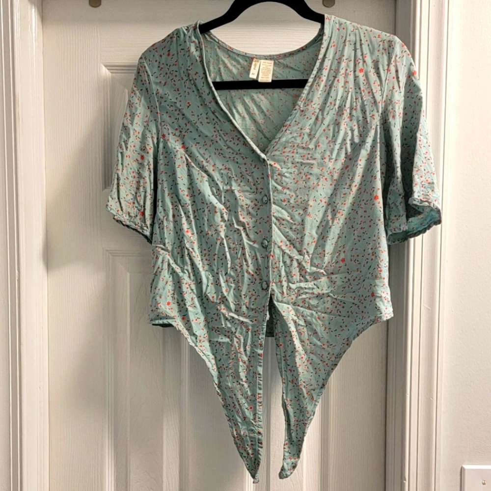Women's cute floral tie top! 😊💐